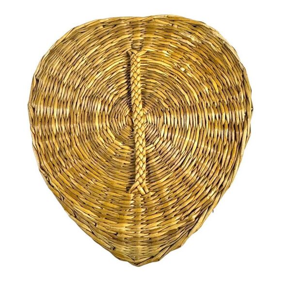 Handwoven Heart-Shaped Pine Straw Woven Basket With Lid For Storage Decoration - Picture 2 of 8